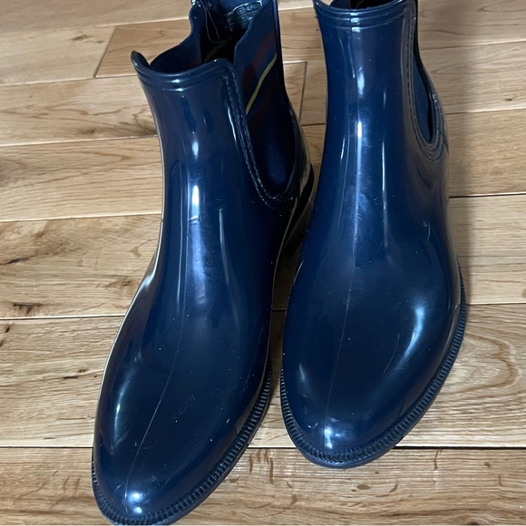 !!⚫️SOLD⚫️!! Tommy Hilfiger navy rain boots - size 39 (8.5) - Picture 4 of 7